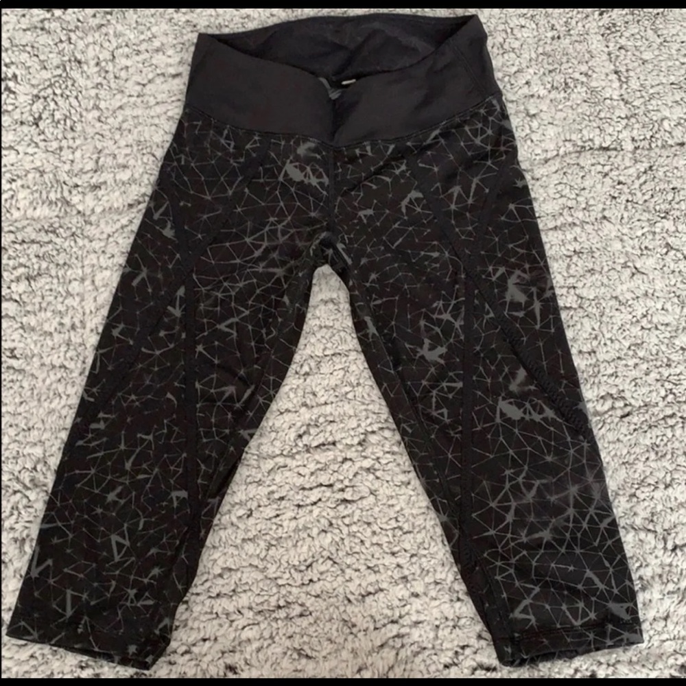 Size 6 lululemon cropped Capri